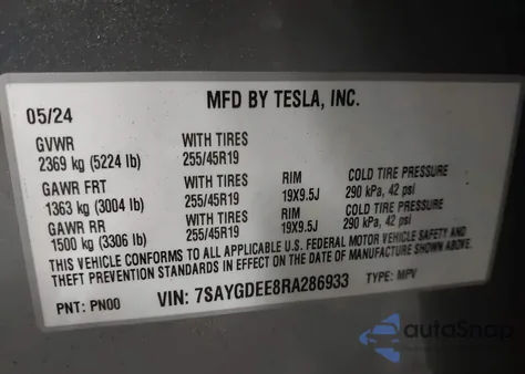 2024 Tesla Model Y Long Range Dual Motor All-Wheel Drive z USA, uszkodzony, nr VIN 7SAYGDEE8RA286933